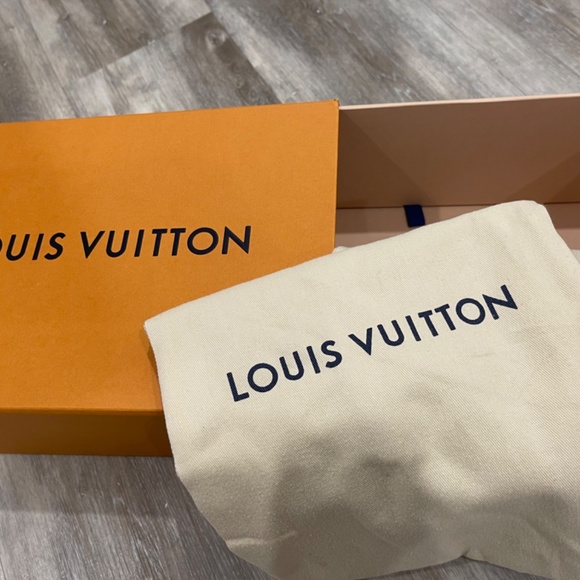 LOUIS VUITTON WOMENS MULES - Picture 3 of 3